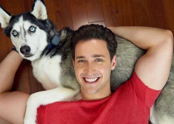 FOTOT/ “Doktori më seksi në botë” thyen rregullat e Covid