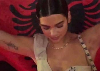 “Krenare që jam shqiptare”/ Mbi flamurin kombëtar mbi shpinë, Dua Lipa uron shqiptarët për Ditën e Pavarësisë