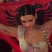 “Krenare që jam shqiptare”/ Mbi flamurin kombëtar mbi shpinë, Dua Lipa uron shqiptarët për Ditën e Pavarësisë