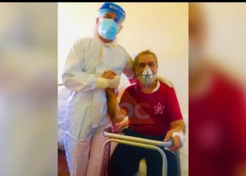 Me bluzen e Partizanit dhe me maskë oksigjeni! Publikohet foto e Koço Devoles nga ambientet e Infektivit