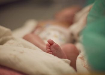 Përdoret “forcë e tepërt” gjatë lindjes, vdes foshnja…