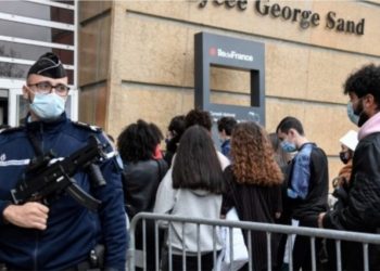 Studentët francezë përplasen me policinë, arsyeja mbyllja e shkollave nga pandemia