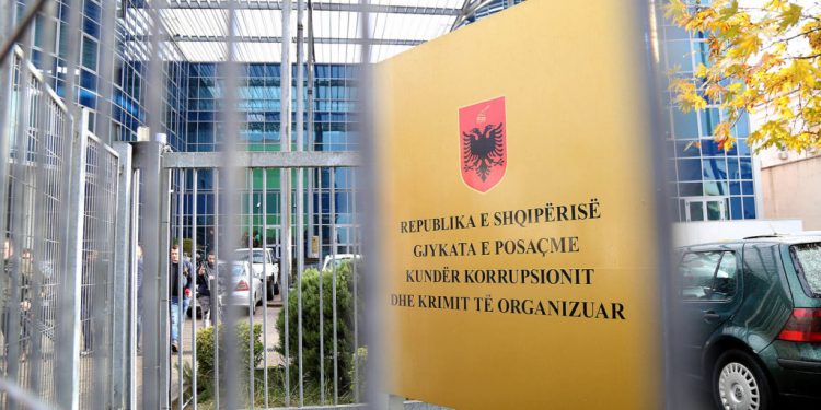 Godina e Gjykates se Posacme Kunder Korrupsionit dhe Krimit te Organizuar (SPAK), e cila nisi punen kete te premte.	/r/n/r/nThe building of the Special Court against Corruption and Organized Crime (SPAK), which began work this Friday.