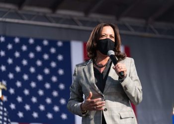 Covid, Kamala Harris: Virusi është akoma këtu, vëre maskën