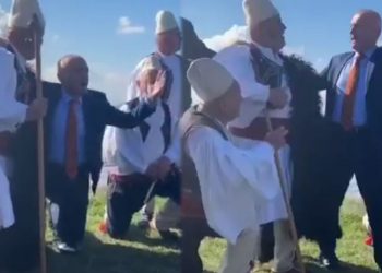 VIDEO / Pa maskë dhe sup më sup me grupin, Ilir Meta ia merr isos në Ballsh