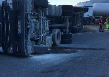 Cisterna e gazit humbet kontrollin dhe përmbyset në Përrenjas