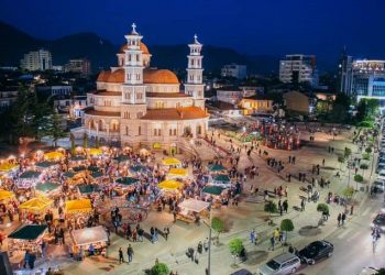 Fluks vizitorësh në Korçë për festat e nëntorit, vendasit të frikësuar nga përhapja e Covid