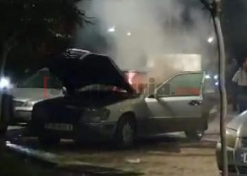 Merr flakë makina tip Benz në qendër të Sarandës, policia zbardh ngajrjen