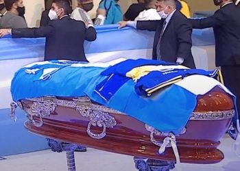 LIVE/ Maradonës po i jepet lamtumira e fundit në Buenos Aires, tifozët shpërfillin COVID për “El pibe de oro”