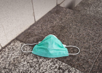 Maska përveç mbrojtjes nga Covidi, “ndihmon” edhe hajdutët, shikoni sa lehtë i riu grabit biçikletën