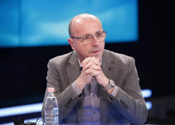 ‘95% e njerëzve e kalojnë si një grip të gjatë’/ Mjeku sqaron të sëmurët me COVID: Ja shenja e alarmit kur duhet t’i drejtoheni spitalit