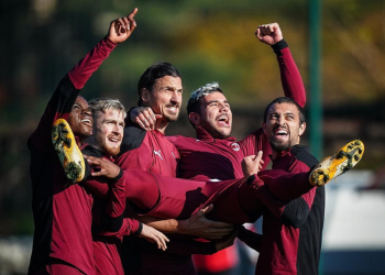 Pioli monitoron Milanin nga shtëpia, Ibra me shokë e përshëndesin live