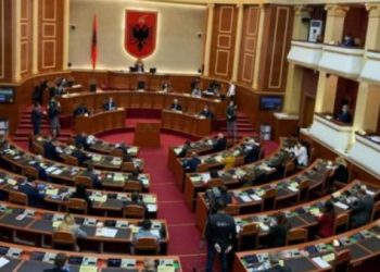 Depozitohet në Kuvend nisma për detektivët privatë: Ka detyrë të blejë rroba të thjeshta për klientët