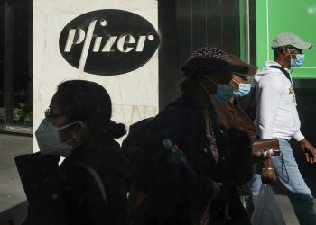 Morën dozat e vaksinës anti-COVID të Moderna dhe Pfizer/ Vullnetarët tregojnë efektet e tyre anësore
