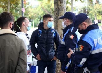 Nuk mbanin maska! Policia gjobit 619 qytetarë, 9 të tjerë përfundojnë nëpër komisariate