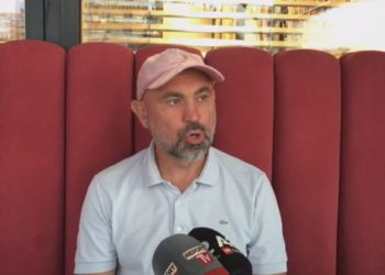 Rusët me velierën mbeten peng në Vlorë: Duam pasaportat!