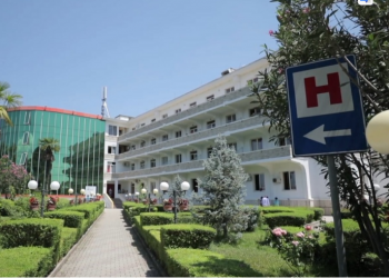 Pacienti me COVID u hodh nga “Shefqet Ndroqi”/ Reagon stafi i spitalit: Kishte vetëm 1 ditë i shtruar