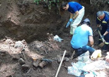 Zbulohet në Serbi një varr masiv, dyshohet se eshtrat janë të shqiptarëve të Kosovës