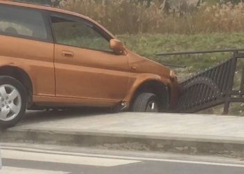 Aksident në Berat/ Fuoristrada del nga rruga dhe rrezikon të bie në lumë