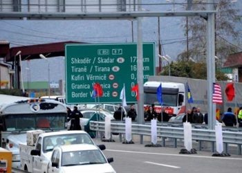 Karantina gjatë fundjavës/ Kosovarët e sfidojnë me Shqipërinë. Radhë e gjatë në kufi
