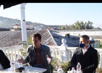 Veliaj nga Kombinati: Secili do të marrë një shtëpi që vlen më shumë. Basha të stehonte 4 familje tek vilat e tij