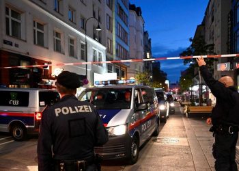 Kreu sulmin terrorist në Austri, flet gjyshi i Kujtimit: Nipi mori veten në qafë