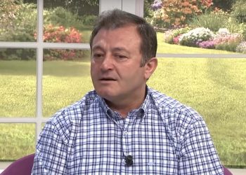 Flet mjeku që shpëtoi deputetin Alimadhi: Receta e kurës bimore për të luftuar Covidin