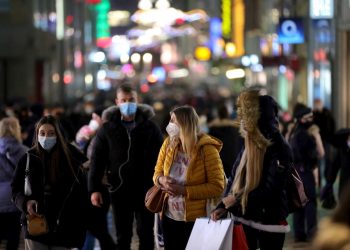 Një ditë para izolimit/ Gjermanët “turren” drejt qendrave tregtare