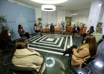 Ecuria e mësimit të kombinuar/ Ministrja Kushi zhvillon bashkëbisedim me mësues të shkollave të ndryshme