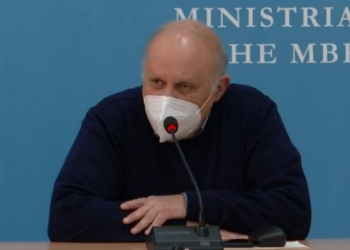 ‘Po krijohet një tymnajë’/ Mjeku Kalo hedh poshtë akuzat e PD-së: Jo gjithmonë COVID është shkaktar për vdekjen e një pacienti