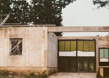 Vajza e Jakup Krasniqit publikon foto e shtëpisë së djegur nga serbët në 1999