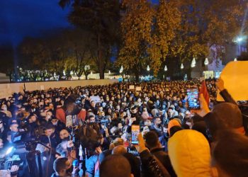 Protesta/ Plagoset një efektiv policie dhe një gazetar, thyhen xhamat e ministrisë së Brendshme, protestuesit mblidhen tek Kryeministria