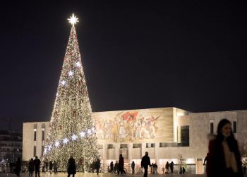 Bashkia rikthen pemën e Vitit të Ri, Veliaj: Vezullon edhe më fort me 25 yjet, që simbolizojnë jetët e mjekëve që na mori Covid