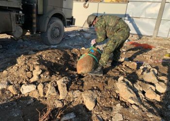 FOTOT/ Gjendet bomba e Luftës II Botërore në Tiranë, peshon 500 kg