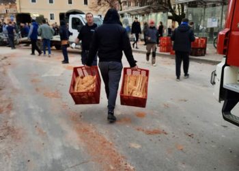 FOTO-Kroaci/ Shqiptari bën gjestin e veçantë, shpërndan bukë falas