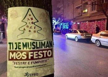FOTO/ Posterat skandaloze në rrugët e Tiranës: Muslimanë, mos festoni Vitin e Ri!