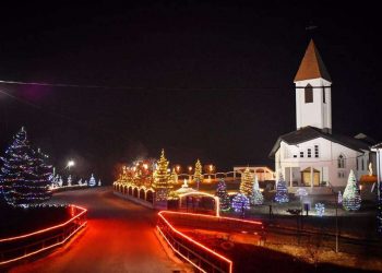 Pamjet magjike nga Pjetërshani / Si transformohet fshati shqiptar nga vetë banorët për Krishtlindje