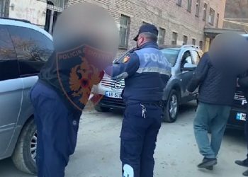 Fier/ Kishin strehuar 28 emigrantë të paligjshëm, arrestohet 1 shtetas dhe 2 shpallen në kërkim