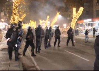 Protesta/Tentativa për të shkatërruar, policia shoqëron disa protestues