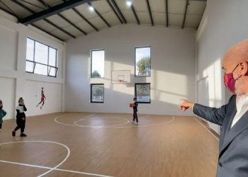 Rama “bën” trajnerin e basketbollit/ S’largohet nga shkolla derisa sa nxënësit bëjnë kosh