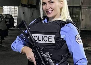 FOTOT/ Media angleze “e çmendur” pas polices bionde në Kosovë