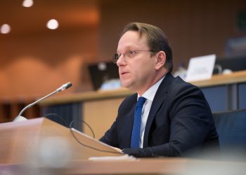 Varhelyi: Kam besim tek Calavera dhe Soreca, Reforma në Drejtësi dhe Vettingu s’mund të ‘dalin nga shinat’