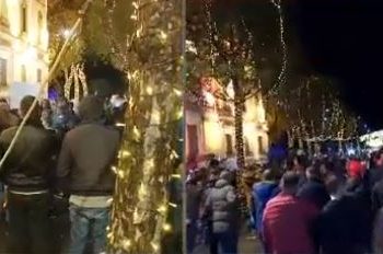 Protesta tek ministria e Brendshme, plagoset një gazetar dhe reperi Stresi