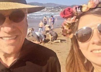 Foto më një vajzë në plazh pa maskë, presidenti gjobitet me 3500 dollar