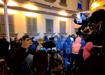 Protestuesit përplasen me policinë/ Gurë dhe sende të forta në drejtim të tyre