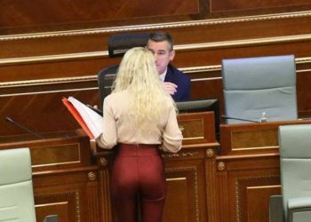 Kë do të hidhnit nga avioni Ramën apo Bashën? Ja si përgjigjet deputetja seksi