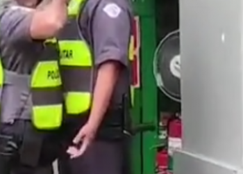 Brazil/Momenti dramatik, polici i vendos armën në kokë kolegut