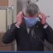 Video që po bën xhiron e rrjetit: Zv.ministri nuk di as ta vendosë maskën…
