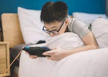 Ekspertët paralajmërojnë për varësinë e internetit te moshat e reja