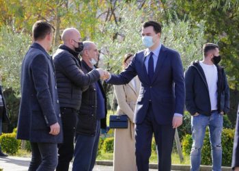 Opozita e Bashës: “Misterioze”, si dhurata e babagjyshit poshtë pemës